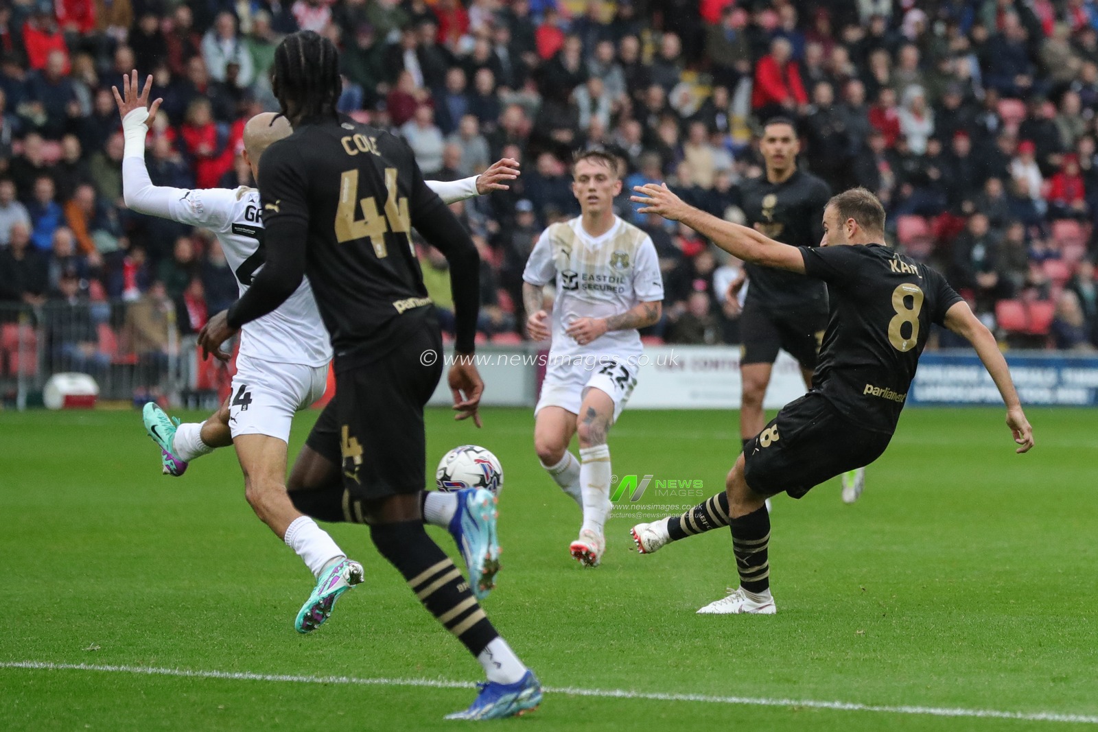 Herbie Kane #8 of Barnsley scores to make it 1-1 during the Sky Bet League 1 match Leyton Orient vs Barnsley at Matchroom Stadium, London, United Kingdom, 21st October 2023

(Photo by Alfie Cosgrove/News Images)