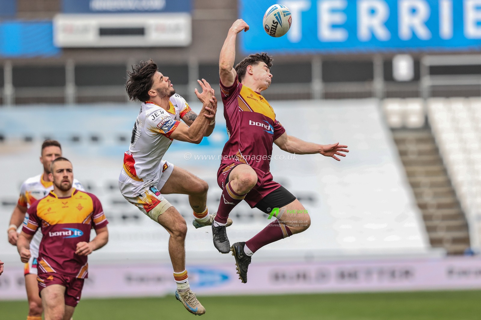 Aidan McGowan of Huddersfield Giants jumps up to win the high ball during the Betfred Super League match Huddersfield Giants vs Catalans Dragons at John Smith's Stadium, Huddersfield, United Kingdom, 13th April 2025

(Photo by Alfie Cosgrove/News Images)