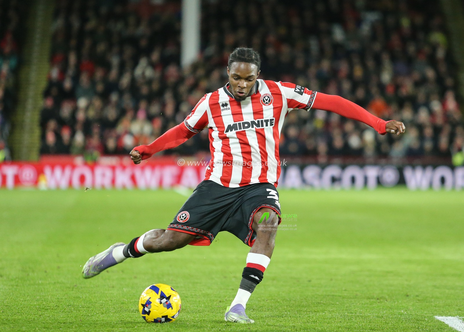 Femi Seriki of Sheffield United passes the ball during the Sky Bet Championship match Sheffield United vs Leicester City at Bramall Lane, Sheffield, United Kingdom, 1st January 2026

(Photo by Richard Bierton/News Images)

*** GER AUT SUI OUT ***