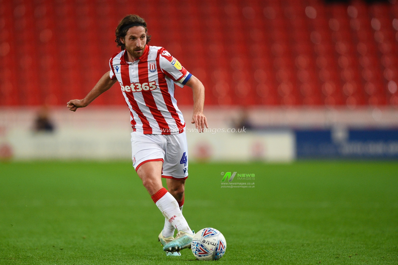 1st October 2019, Bet365 Stadium, Stoke-on-Trent, England; Sky Bet Championship, Stoke City v Huddersfield Town : Joe Allen (4) of Stoke City in action during the game

Credit: Richard Long/News Images