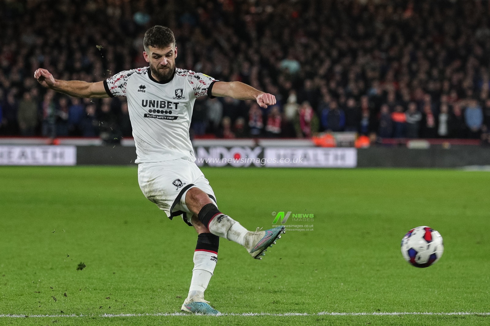 Tommy Smith #14 of Middlesbrough takes a shot during the Sky Bet Championship match Sheffield United vs Middlesbrough at Bramall Lane, Sheffield, United Kingdom, 15th February 2023

(Photo by James Heaton/News Images)