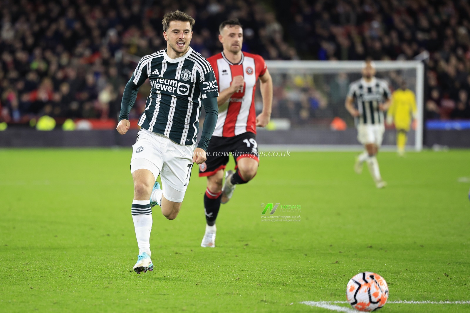 Mason Mount #7 of Manchester United runs with the ball during the Premier League match Sheffield United vs Manchester United at Bramall Lane, Sheffield, United Kingdom, 21st October 2023

(Photo by Conor Molloy/News Images)