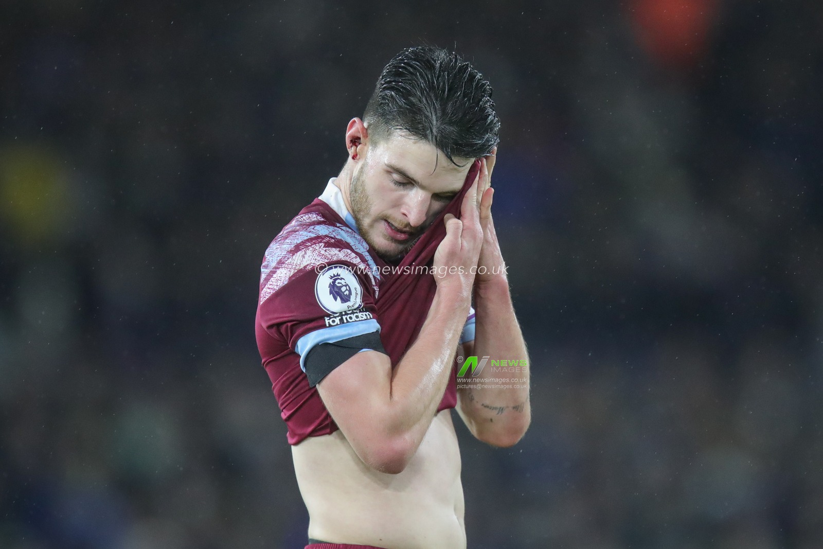Declan Rice #41 of West Ham United wipes his face during the Premier League match Leeds United vs West Ham United at Elland Road, Leeds, United Kingdom, 4th January 2023

(Photo by James Heaton/News Images)