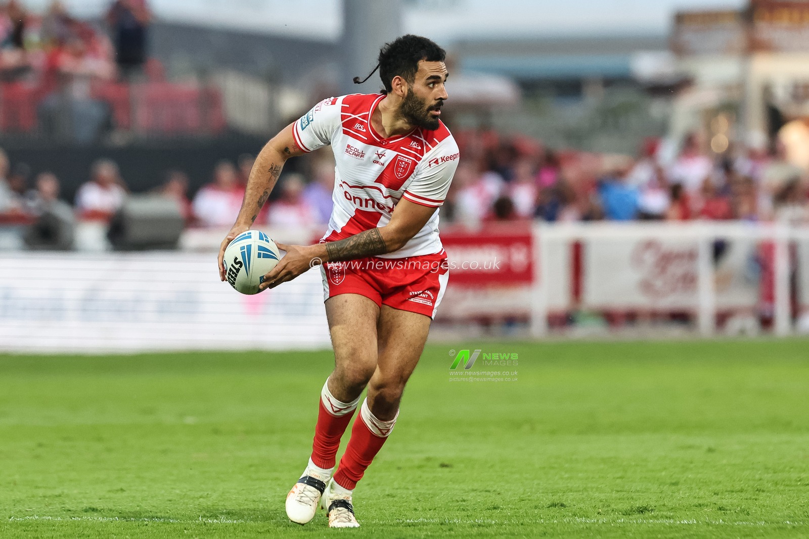 Tyrone May of Hull KR breaks with the ball during the Betfred Super League Round 14 Hull KR vs Catalans Dragons at Sewell Group Craven Park, Kingston upon Hull, United Kingdom, 13th June 2025

(Photo by Mark Cosgrove/News Images)