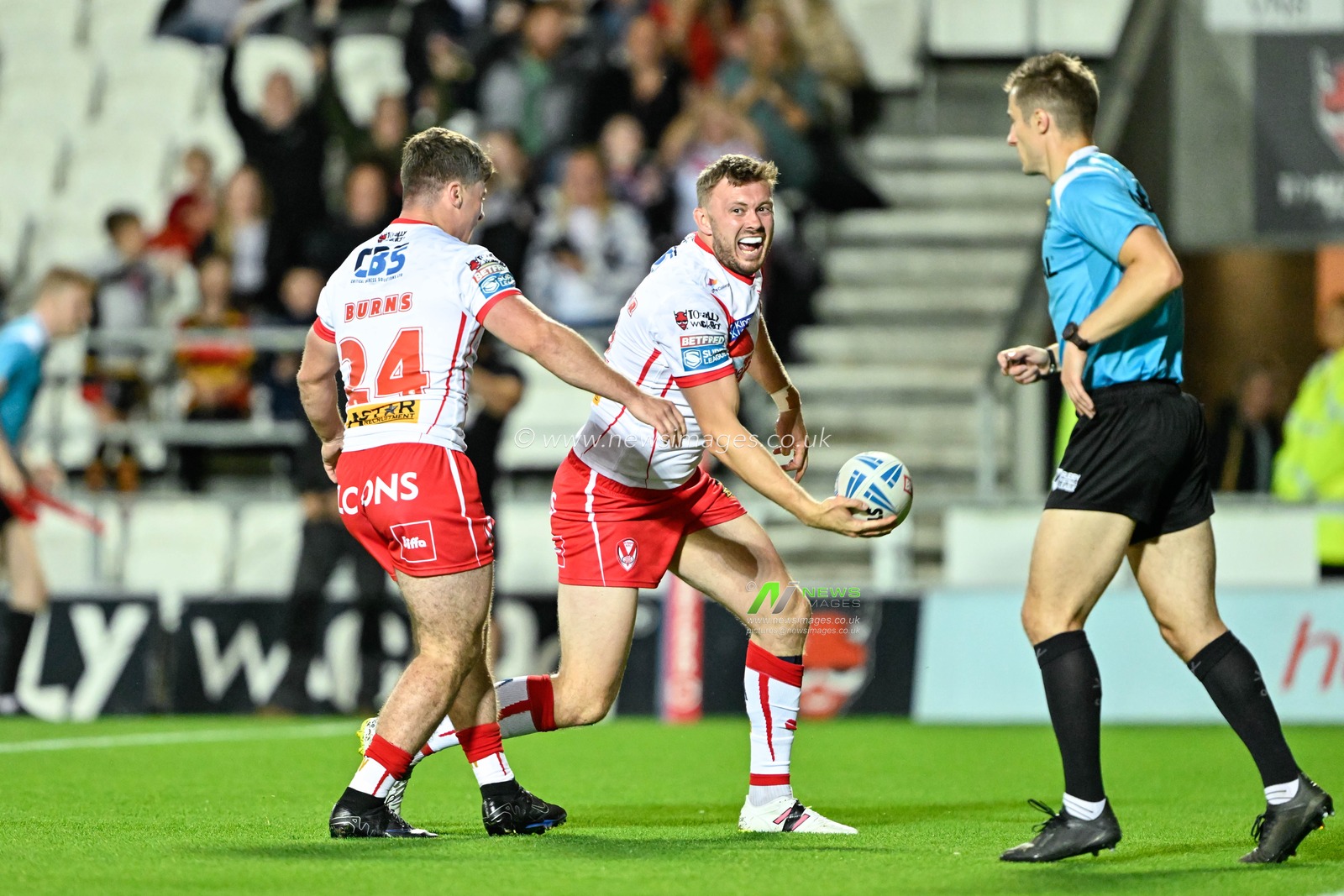 Joe Batchelor of St. Helens celebrates his try to make it 14-10 St. Helens during the Betfred Super League Round 21 match St Helens vs Salford Red Devils at Totally Wicked Stadium, St Helens, United Kingdom, 8th August 2024

(Photo by Cody Froggatt/News Images)
