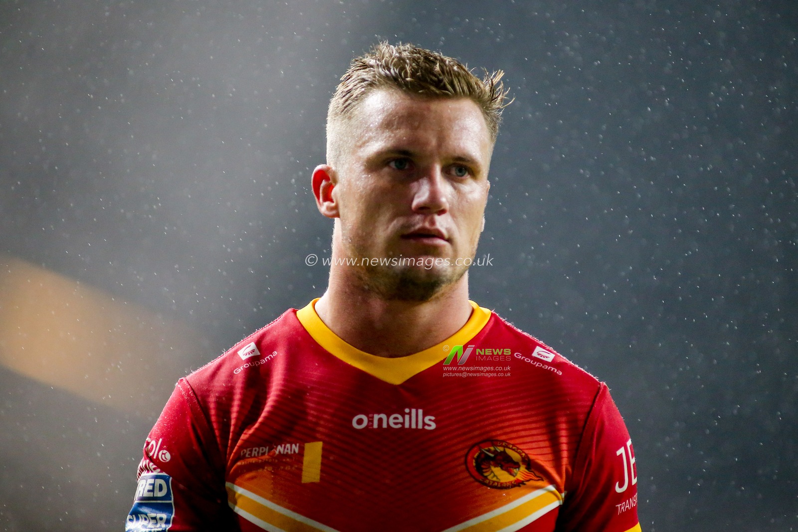 Josh Drinkwater (7) of Catalan Dragons.