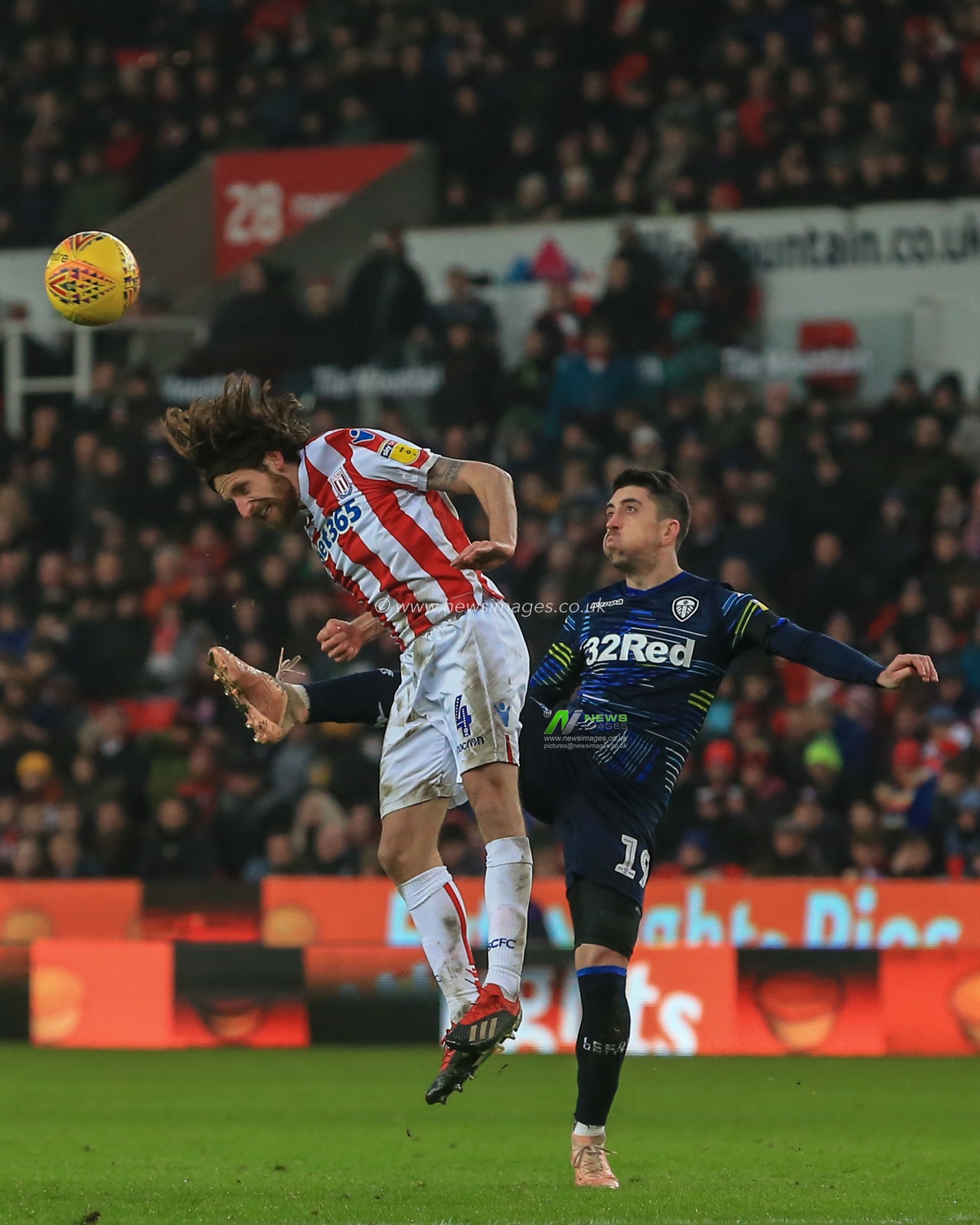 19th January 2019, Bet 365 Stadium, Stoke-on-Trent, England; Sky Bet Championship, Stoke City vs Leeds United ; Adam Forshaw (04) of Leeds Utd heads clear as Pablo Hernandez (19) of Leeds Utd challenges 


Credit: Mark Cosgrove/News Images

English Football League images are subject to DataCo Licence