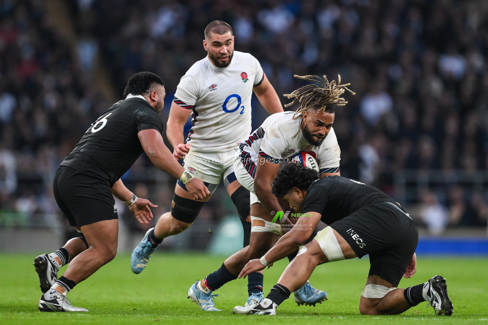 Chandler Cunningham-South of England is tackled by Wallace Sititi of New Zealand during the Autumn Nations Series match England vs New Zealand at Allianz Stadium,, Twickenham, United Kingdom, 2nd November 2024

(Photo by Craig Thomas/News Images)
