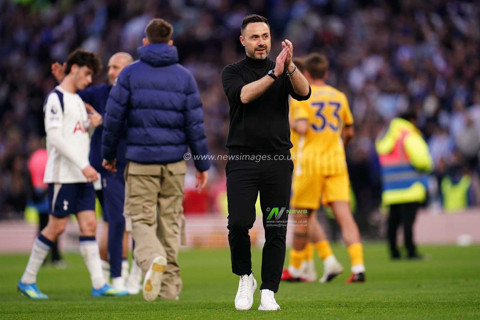 Roberto De Zerbi manager of Tottenham Hotspur at full time during the Premier League match Tottenham Hotspur vs Brighton & Hove Albion at Tottenham Hotspur Stadium, London, United Kingdom on 18 April 2026

(Photo by Harvey Murphy/News Images)