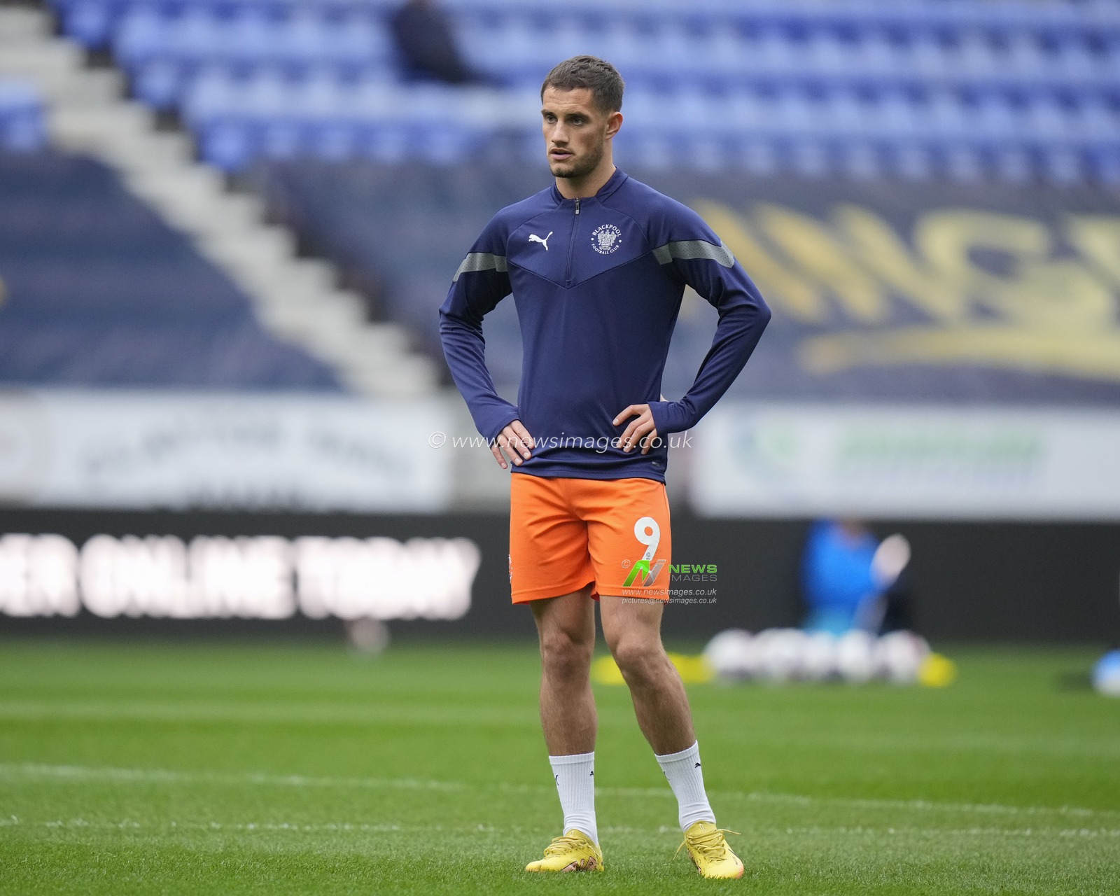 Jerry Yates #9 of Blackpool warms up before the Sky Bet Championship match Wigan Athletic vs Blackpool at DW Stadium, Wigan, United Kingdom, 12th November 2022

(Photo by Steve Flynn/News Images)