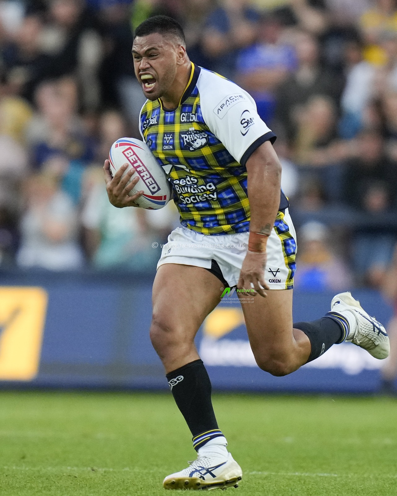 Sam Lisone #15 of Leeds Rhinos charges at the Huddersfield Giants defence during the Betfred Super League Round 16 match Leeds Rhinos vs Huddersfield Giants at Headingley Stadium, Leeds, United Kingdom, 23rd June 2023

(Photo by Steve Flynn/News Images)