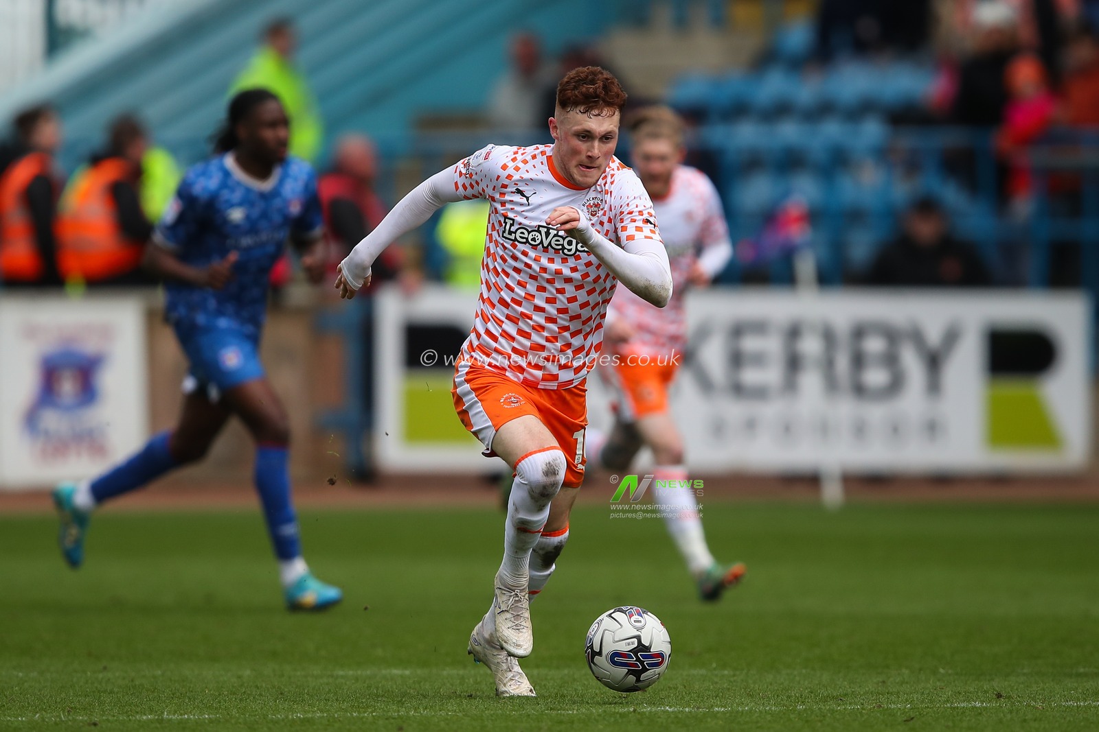 Sonny Carey of Blackpool breaks with the ball during the Sky Bet League 1 match Carlisle United vs Blackpool at Brunton Park, Carlisle, United Kingdom, 13th April 2024

(Photo by Gareth Evans/News Images)