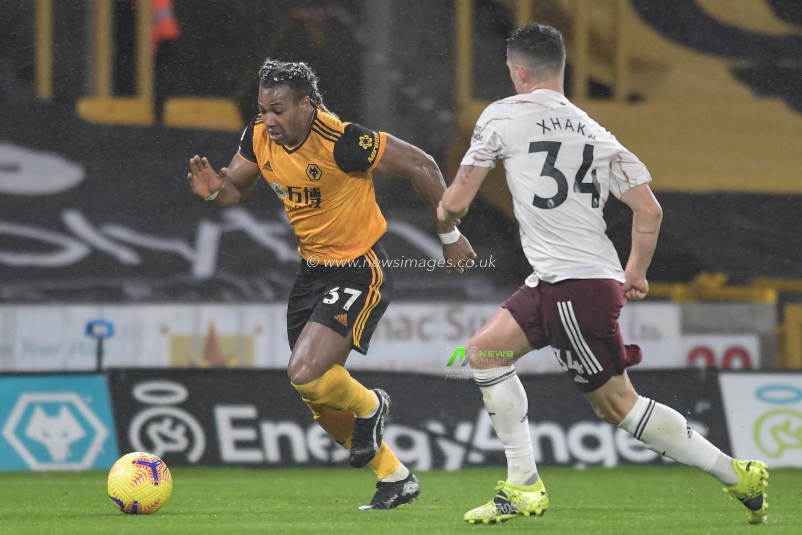 Adama Traore #37 of Wolverhampton Wanderers runs past Granit Xhaka #34 of Arsenal