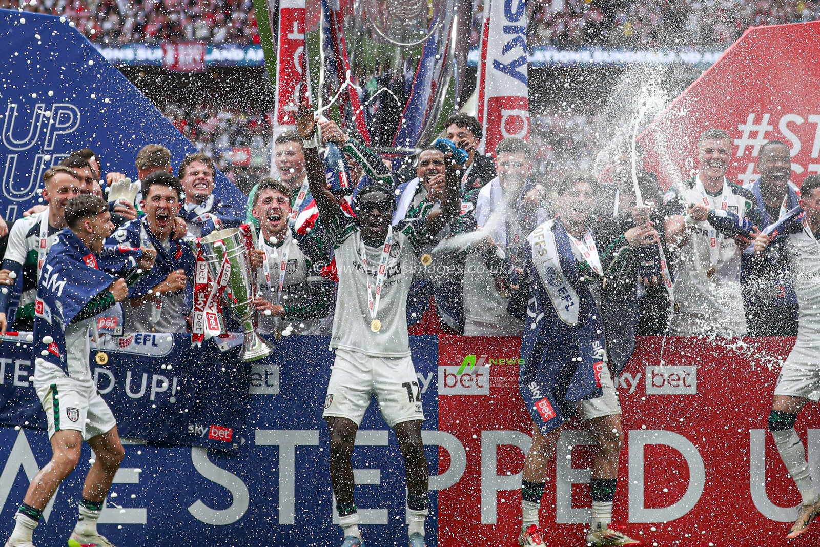 Sunderland lift the Championship Play-Off trophy and celebrate getting promoted back to the Premier League after the Sky Bet Championship Playoff Final match Sheffield United vs Sunderland at Wembley Stadium, London, United Kingdom, 24th May 2025

(Photo by Izzy Poles/News Images)