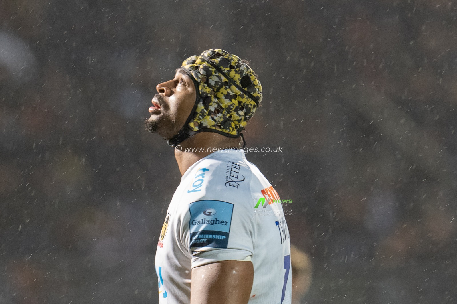 Christ Tshiunza #7 of Exeter Chiefs watches  Owen Farrell #10 of Saracens penalty kick during the Gallagher Premiership match Saracens vs Exeter Chiefs at StoneX Stadium, London, United Kingdom, 31st December 2022

(Photo by Richard Washbrooke/News Images)