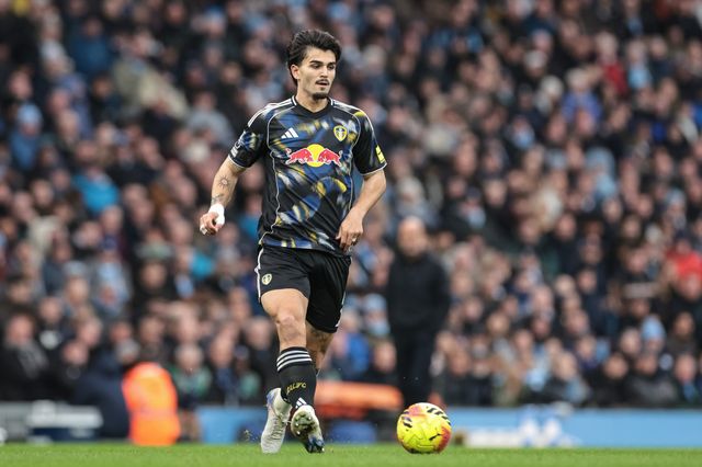 Pascal Struijk of Leeds United breaks with the ball during the Premier League match Manchester City vs Leeds United at Etihad Stadium, Manchester, United Kingdom, 29th November 2025

(Photo by Mark Cosgrove/News Images)

*** GER AUT SUI OUT ***