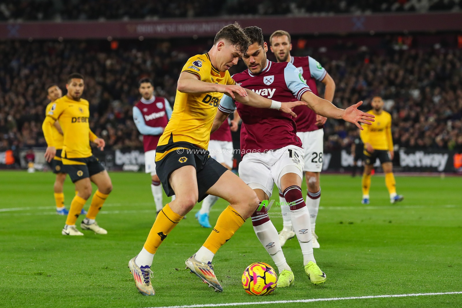 JÃ¶rgen Strand Larsen of Wolverhampton Wanderers and Konstantinos Mavropanos of West Ham United battle for the ball during the Premier League match West Ham United vs Wolverhampton Wanderers at London Stadium, London, United Kingdom, 9th December 2024

(Photo by Izzy Poles/News Images)