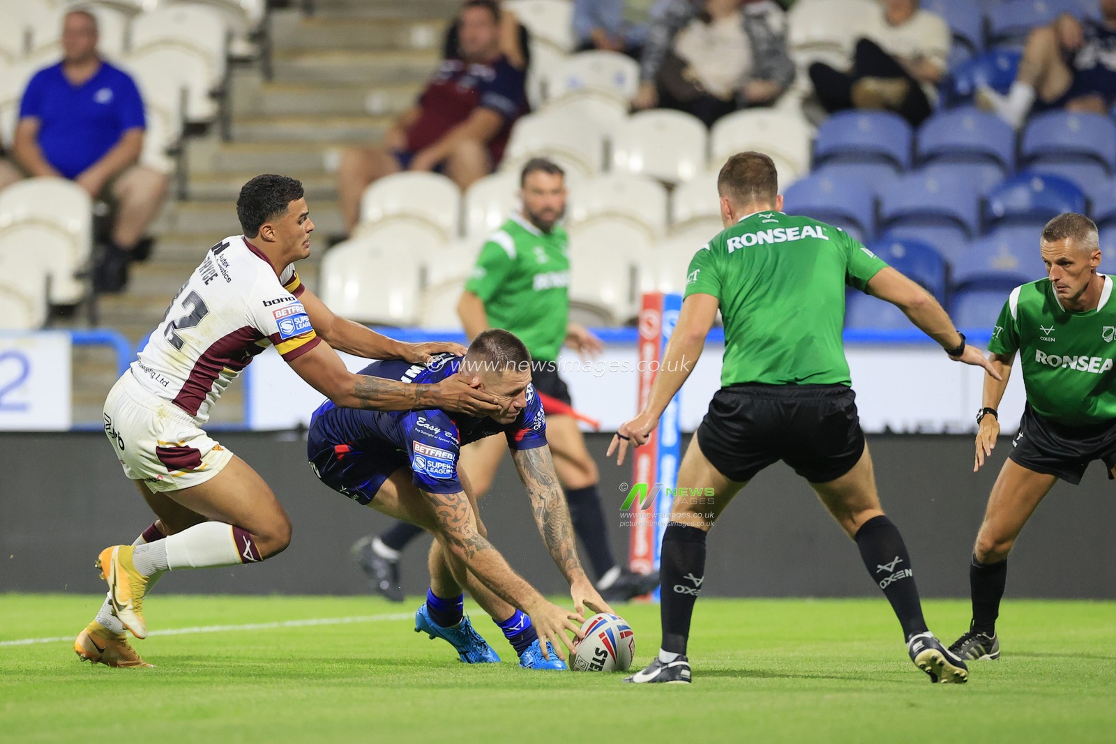 Shaun Kenny-Dowall #4 of Hull KR runs over for a try during the Betfred Super League Round 25 match Huddersfield Giants vs Hull KR at John Smith's Stadium, Huddersfield, United Kingdom, 8th September 2023

(Photo by Conor Molloy/News Images)