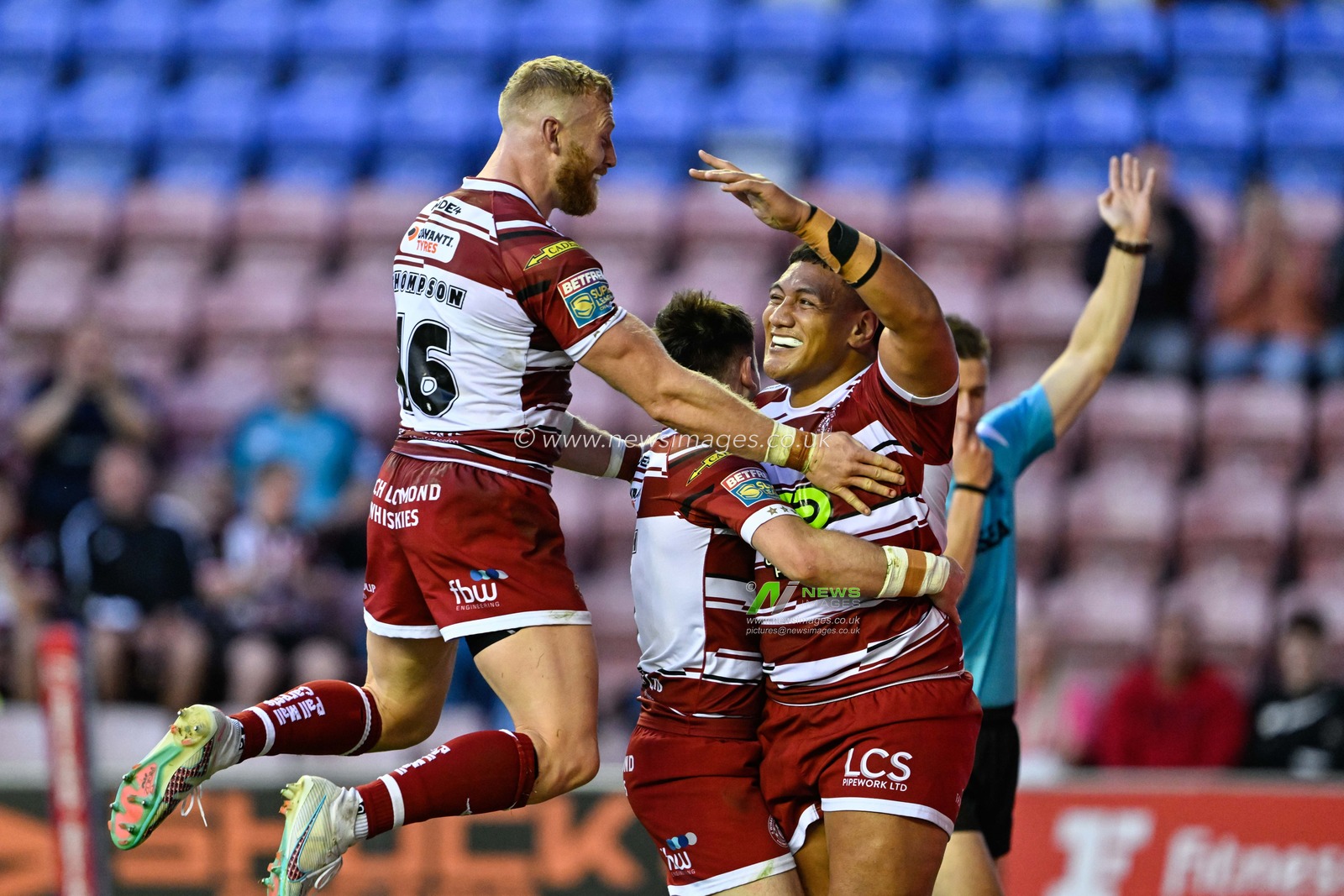 Patrick Mago of Wigan Warriors celebrates his try to make it 20-0 Wigan during the Betfred Super League match Wigan Warriors vs Leigh Leopards at DW Stadium, Wigan, United Kingdom, 6th August 2024

(Photo by Cody Froggatt/News Images)