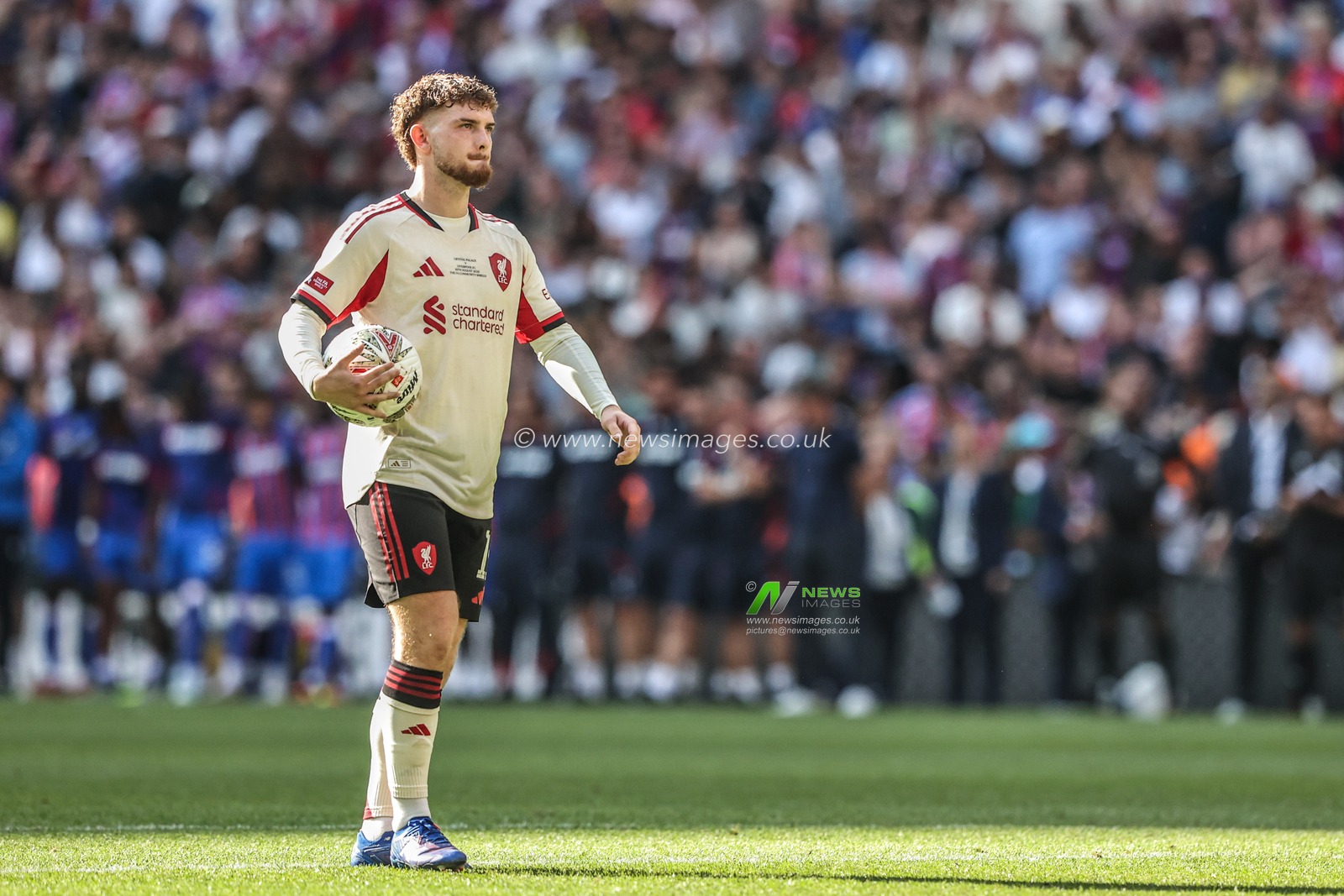 Harvey Elliott of Liverpool steps up to take a penalty during the The FA Community Shield match Crystal Palace vs Liverpool at Wembley Stadium, London, United Kingdom, 10th August 2025

(Photo by Alfie Cosgrove/News Images)