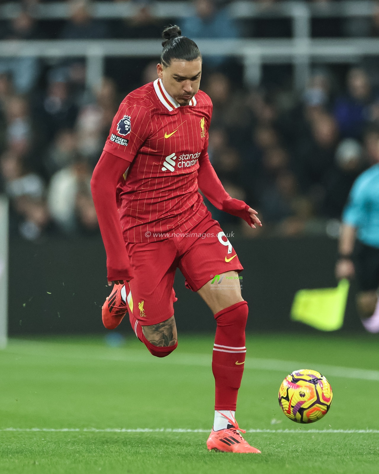 Darwin NÃºÃ±ez of Liverpool breaks with the ball during the Premier League match Newcastle United vs Liverpool at St. James' Park, Newcastle, United Kingdom, 4th December 2024

(Photo by Mark Cosgrove/News Images)
