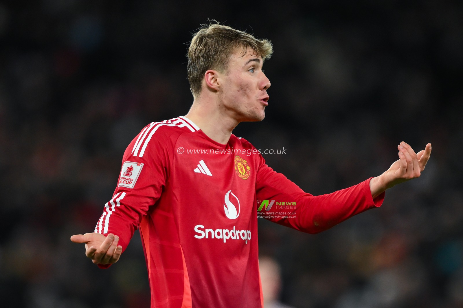 Rasmus HÃ¸jlund of Manchester United gives his team instructions during the Emirates FA Cup Fourth Round match Manchester United vs Leicester City at Old Trafford, Manchester, United Kingdom, 7th February 2025

(Photo by Craig Thomas/News Images)