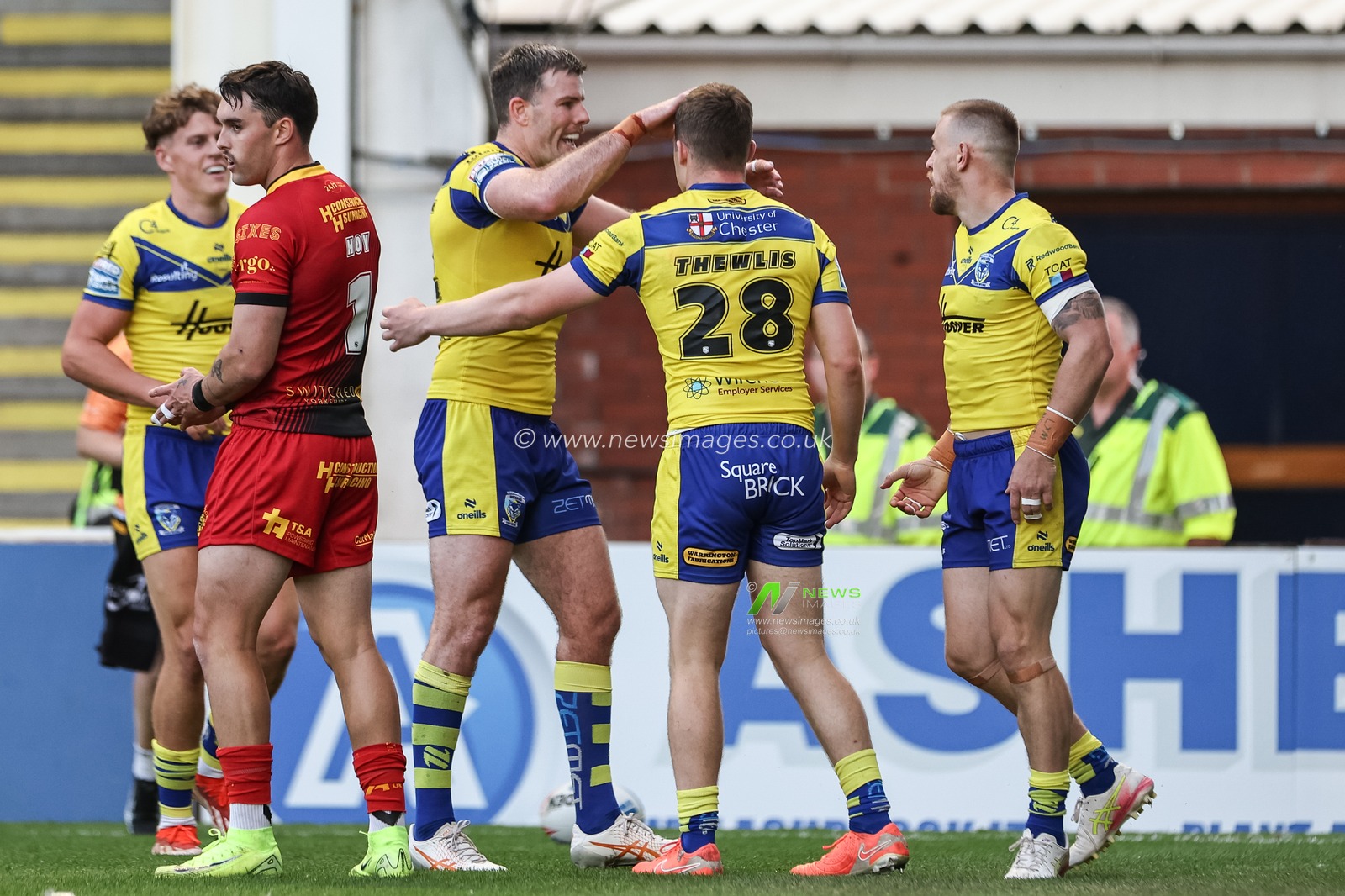 Jake Thewlis of Warrington Wolves celebrates his try during the Betfred Super League Round 13 match Warrington Wolves vs Castleford Tigers at Halliwell Jones Stadium, Warrington, United Kingdom, 30th May 2025

(Photo by Mark Cosgrove/News Images)