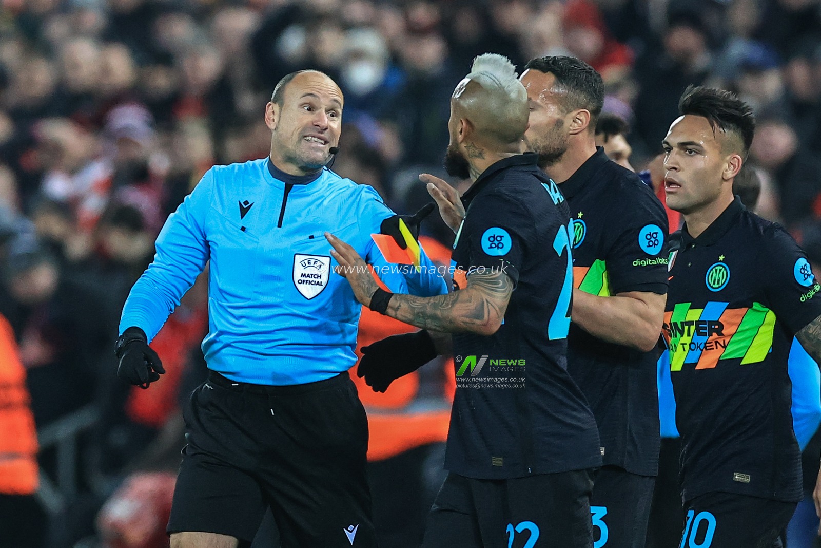 Arturo Vidal #22 of Inter Milan appeals to referee Mateu Lahoz after he sends off Alexis SÃ¡nchez #7 of Inter Milan