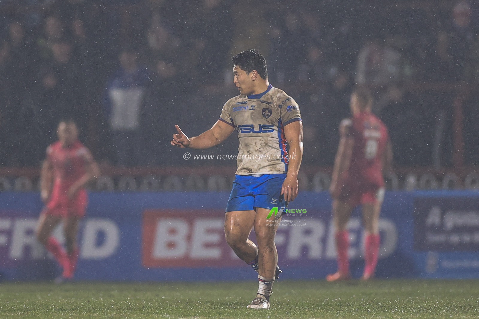 Mason Lino #7 of Wakefield Trinity gives teams mates instructions