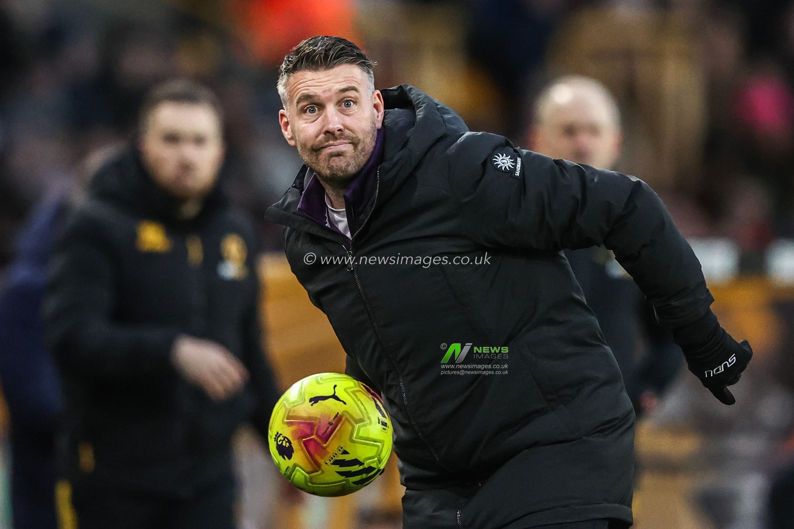 Rob Edwards manager of Wolverhampton Wanderers throws the ball to the players during the Premier League match Wolverhampton Wanderers vs Bournemouth at Molineux, Wolverhampton, United Kingdom, 31st January 2026

(Photo by Alfie Cosgrove/News Images)