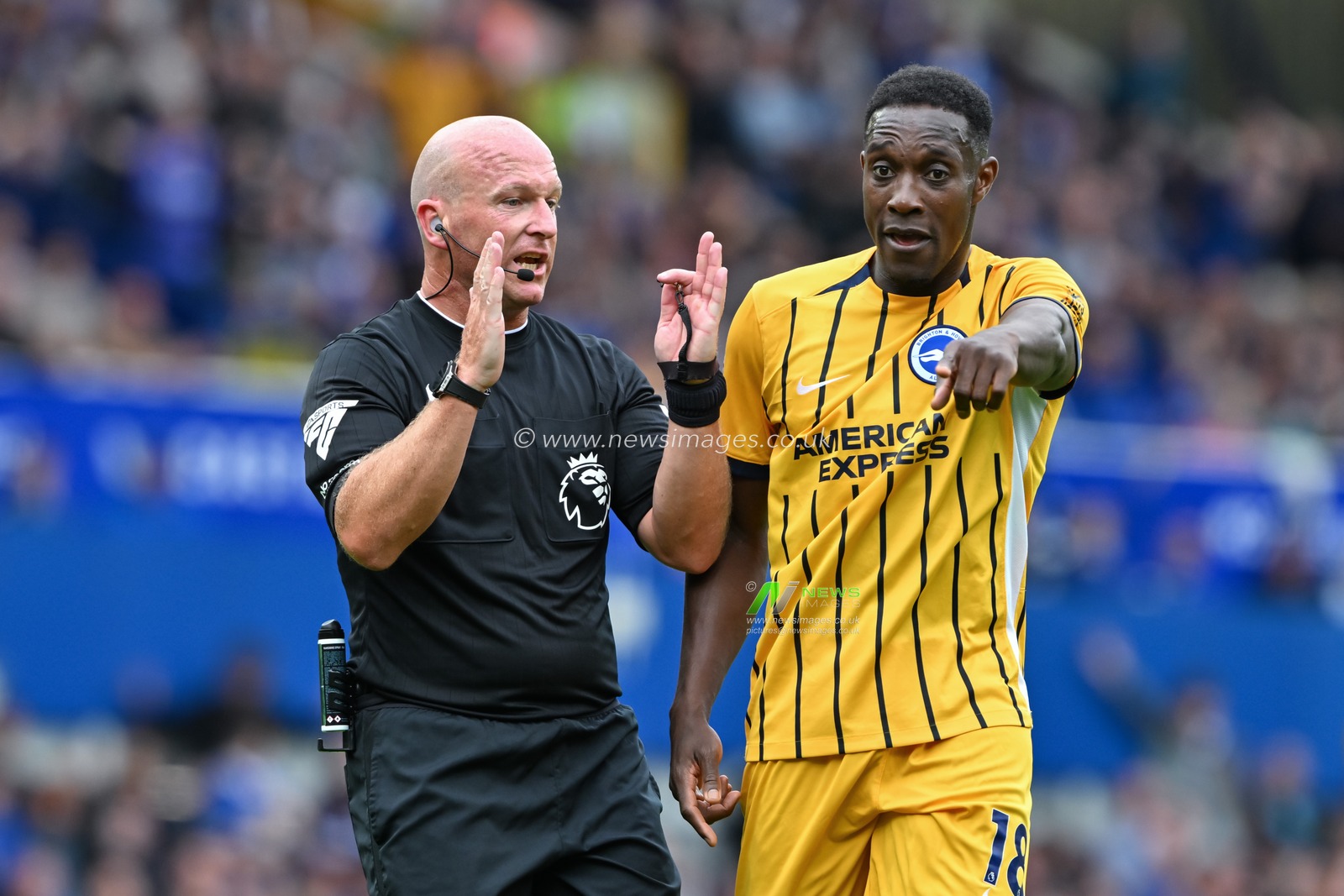 Referee Simon Hooper speaks with Danny Welbeck of Brighton & Hove Albion during the Premier League match Everton vs Brighton and Hove Albion at Goodison Park, Liverpool, United Kingdom, 17th August 2024

(Photo by Cody Froggatt/News Images)