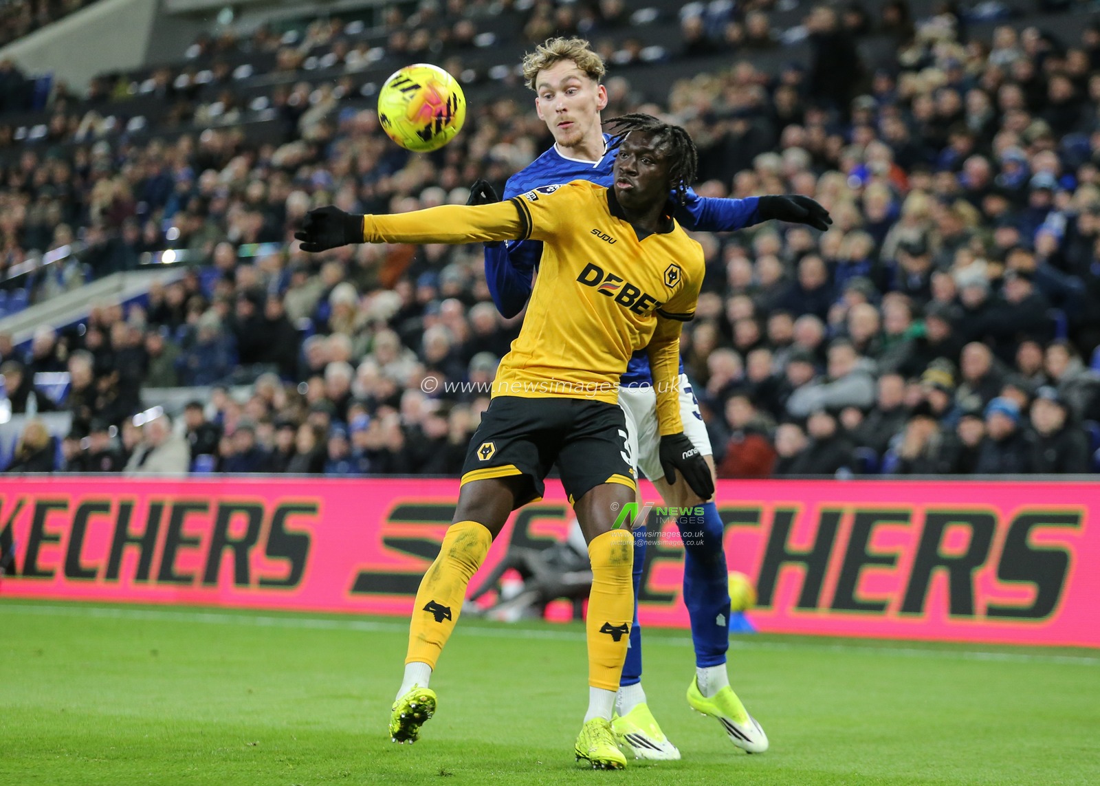 James Garner of Everton and Mateus Mane of Wolverhampton Wanderers battle for the ball during the Premier League match Everton vs Wolverhampton Wanderers at Hill Dickinson Stadium, Liverpool, United Kingdom, 7th January 2026

(Photo by Richard Bierton/News Images)

*** GER AUT SUI OUT ***