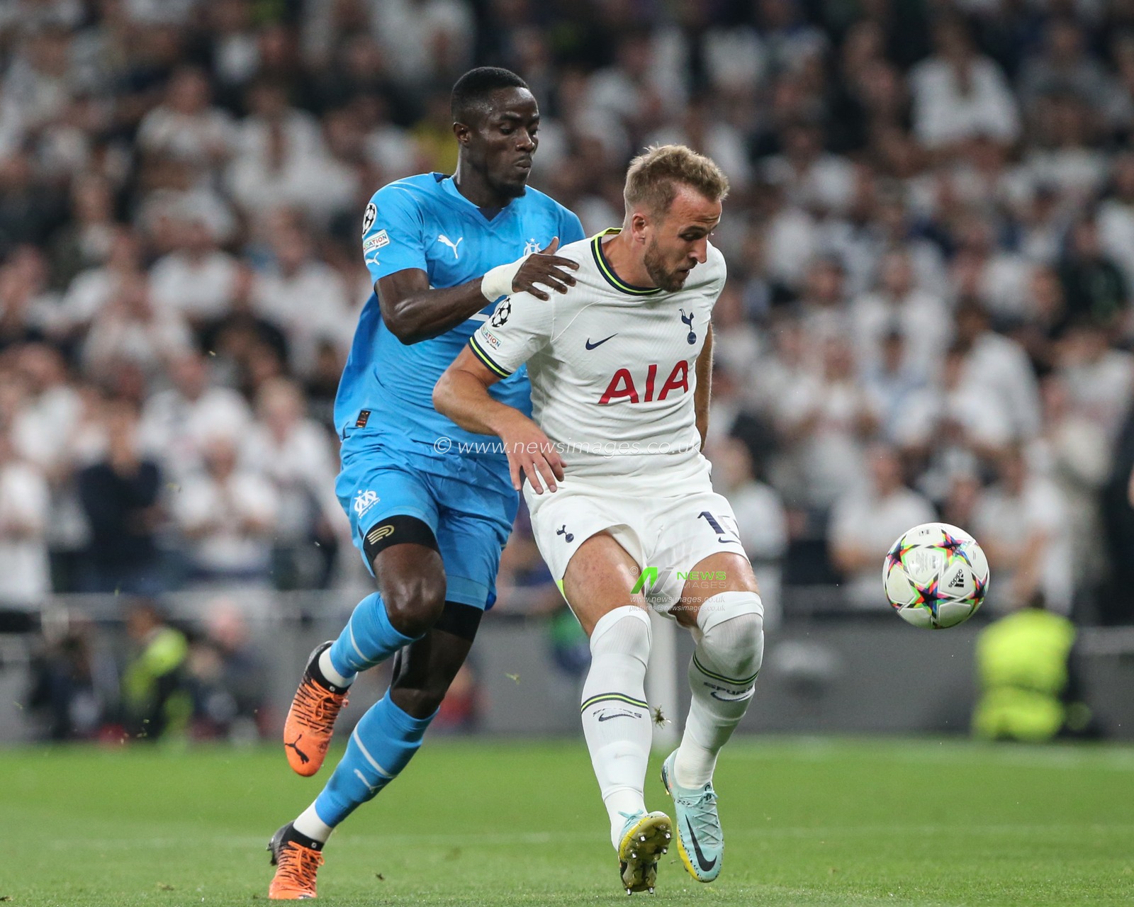 Harry Kane #10 of Tottenham Hotspur holds the ball under pressure from Eric Bailly #3 of Marseille during the UEFA Champions League match Tottenham Hotspur vs Marseille at Tottenham Hotspur Stadium, London, United Kingdom, 7th September 2022

(Photo by Arron Gent/News Images)