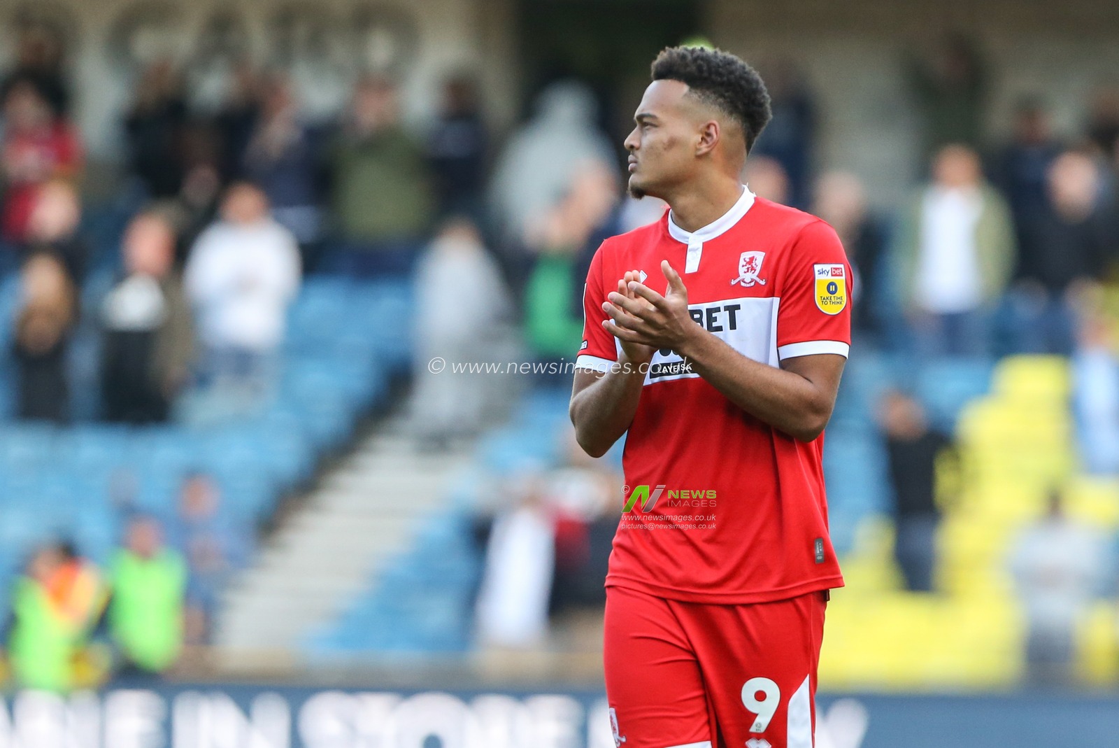 Rodrigo Muniz #9 of Middlesbrough acknowledges the supporters during the Sky Bet Championship match Millwall vs Middlesbrough at The Den, London, United Kingdom, 8th October 2022

(Photo by Arron Gent/News Images)
