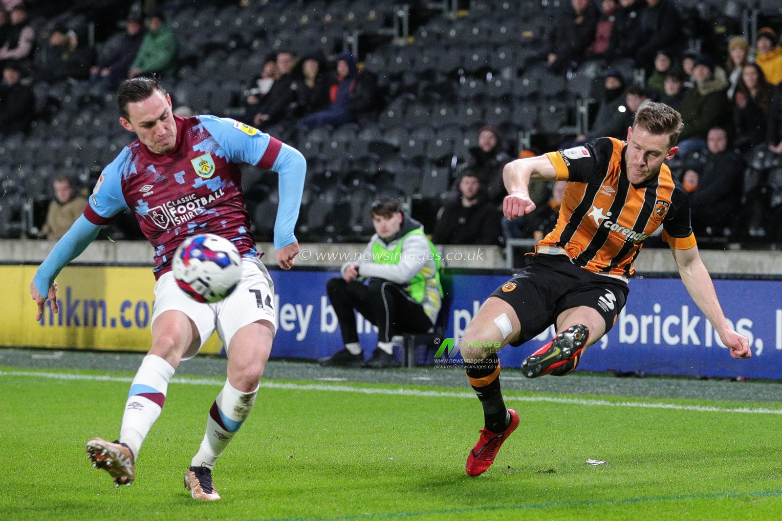 Callum Elder #3 of Hull City whips in a cross during the Sky Bet Championship match Hull City vs Burnley at MKM Stadium, Hull, United Kingdom, 15th March 2023

(Photo by James Heaton/News Images)