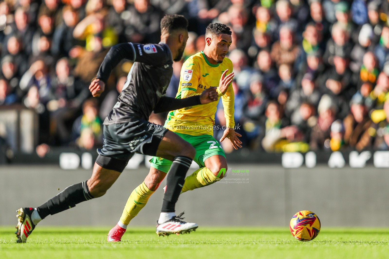 Lewis Dobbin of Norwich City breaks with the ball during the Sky Bet Championship match Norwich City vs Swansea City at Carrow Road, Norwich, United Kingdom, 25th January 2025

(Photo by Izzy Poles/News Images)