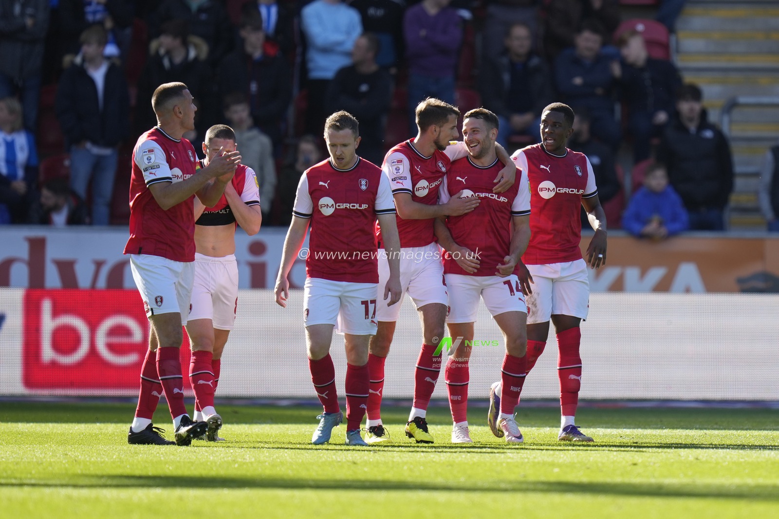 Rotherham United players celebrate with goalscorer Conor Washington #14 of Rotherham United during the Sky Bet Championship match Rotherham United vs Huddersfield Town at AESSEAL New York Stadium, Rotherham, United Kingdom, 15th October 2022

(Photo by Steve Flynn/News Images)