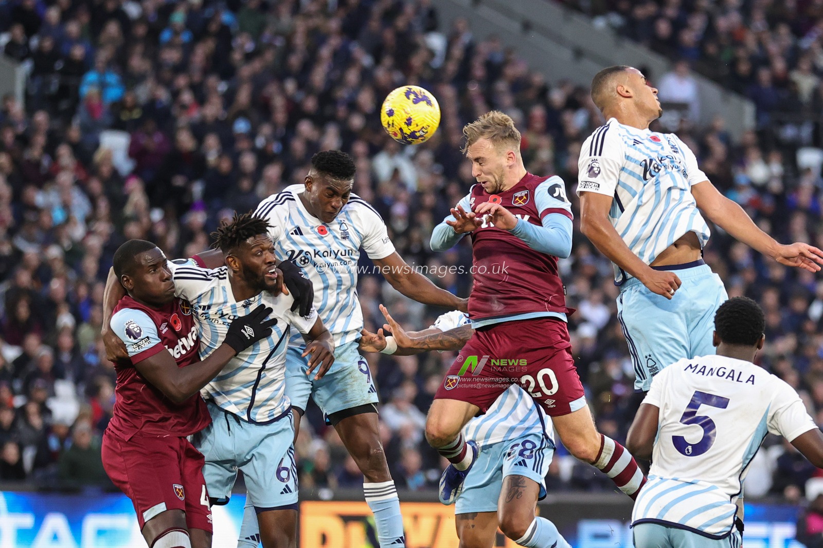 Jarrod Bowen #20 of West Ham United scores a goal to make it 2-2 during the Premier League match West Ham United vs Nottingham Forest at London Stadium, London, United Kingdom, 12th November 2023

(Photo by Mark Cosgrove/News Images)
