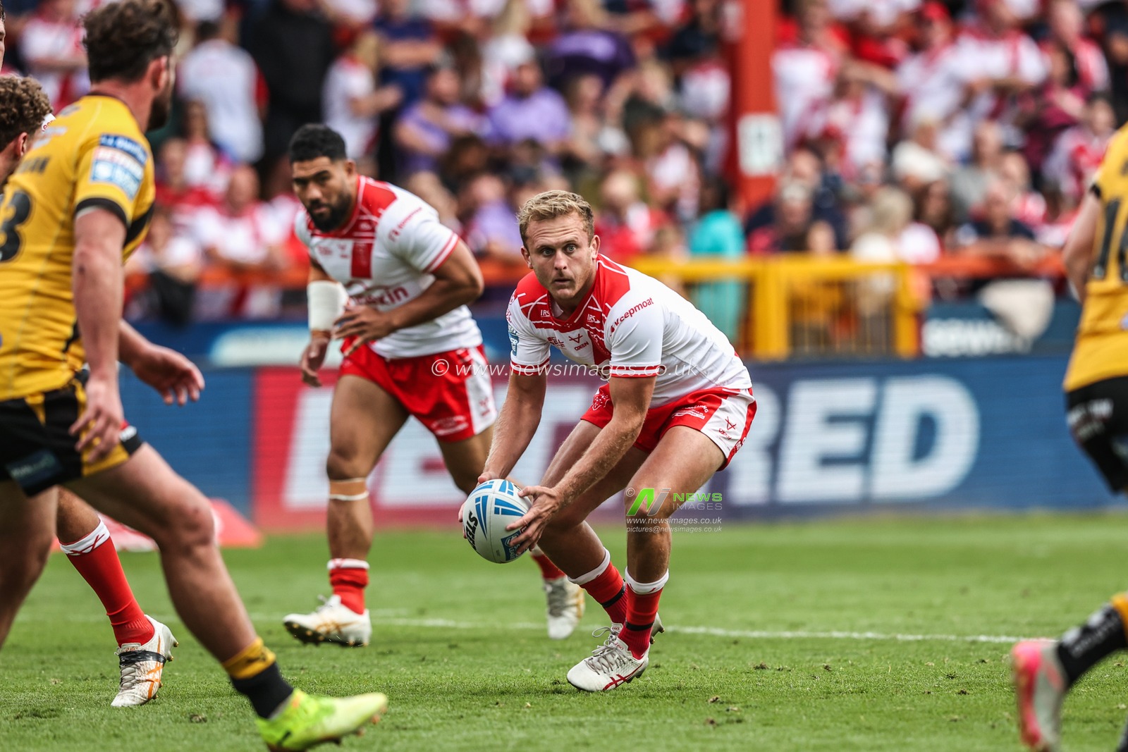 Jez Litten of Hull KR in action during the Betfred Super League round 21 match Hull KR vs Castleford Tigers at Sewell Group Craven Park, Kingston upon Hull, United Kingdom, 9th August 2025

(Photo by Alfie Cosgrove/News Images)
