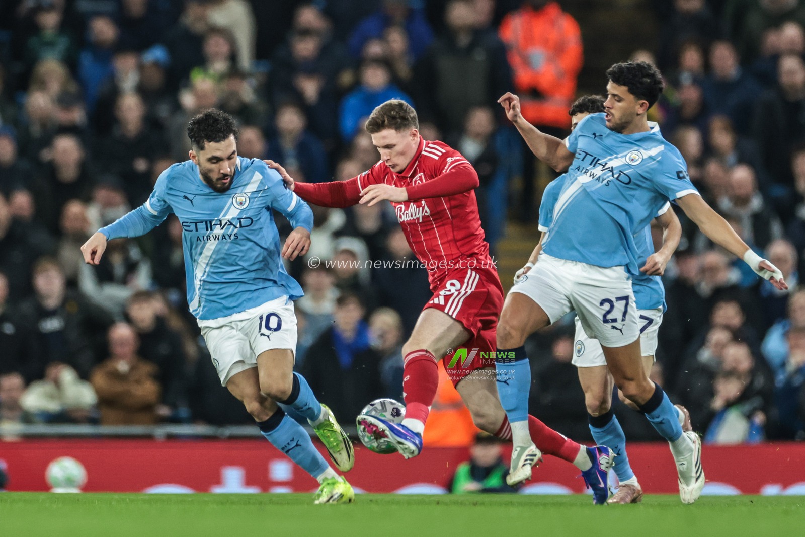 Elliot Anderson of Nottingham Forest breaks with the ball under pressure from Rayan Cherki of Manchester City and Matheus Nunes of Manchester City during the Premier League match Manchester City vs Nottingham Forest at Etihad Stadium, Manchester, United Kingdom on 04 March 2026

(Photo by Mark Cosgrove/News Images)