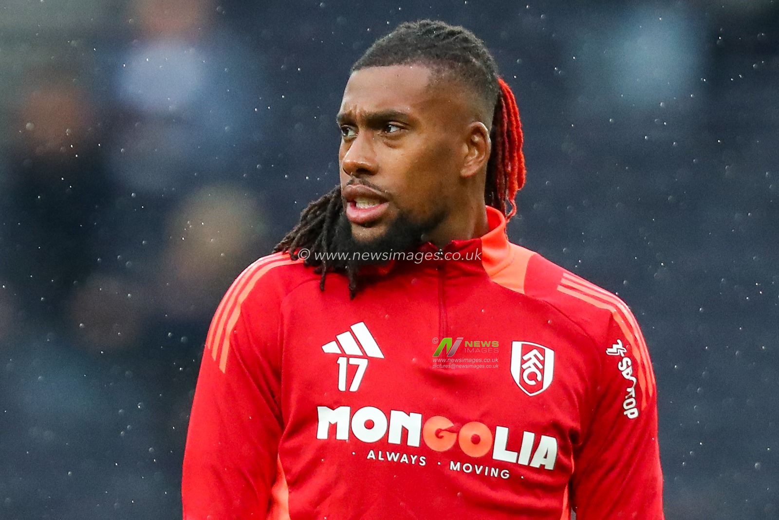 Alex Iwobi of Fulham warms up prior to the Premier League match Tottenham Hotspur vs Fulham at Tottenham Hotspur Stadium, London, United Kingdom, 1st December 2024

(Photo by Izzy Poles/News Images)