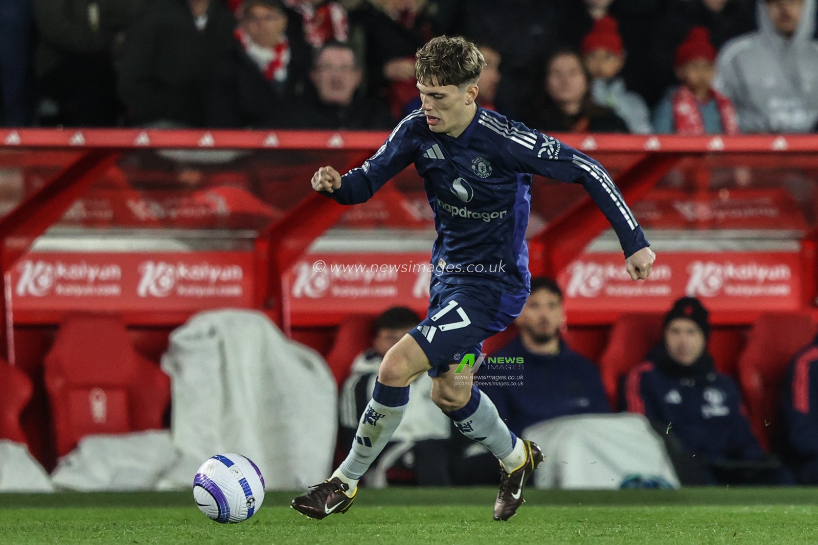 Alejandro Garnacho of Manchester United breaks with the ball during the Premier League match Nottingham Forest vs Manchester United at City Ground, Nottingham, United Kingdom, 1st April 2025

(Photo by Alfie Cosgrove/News Images)