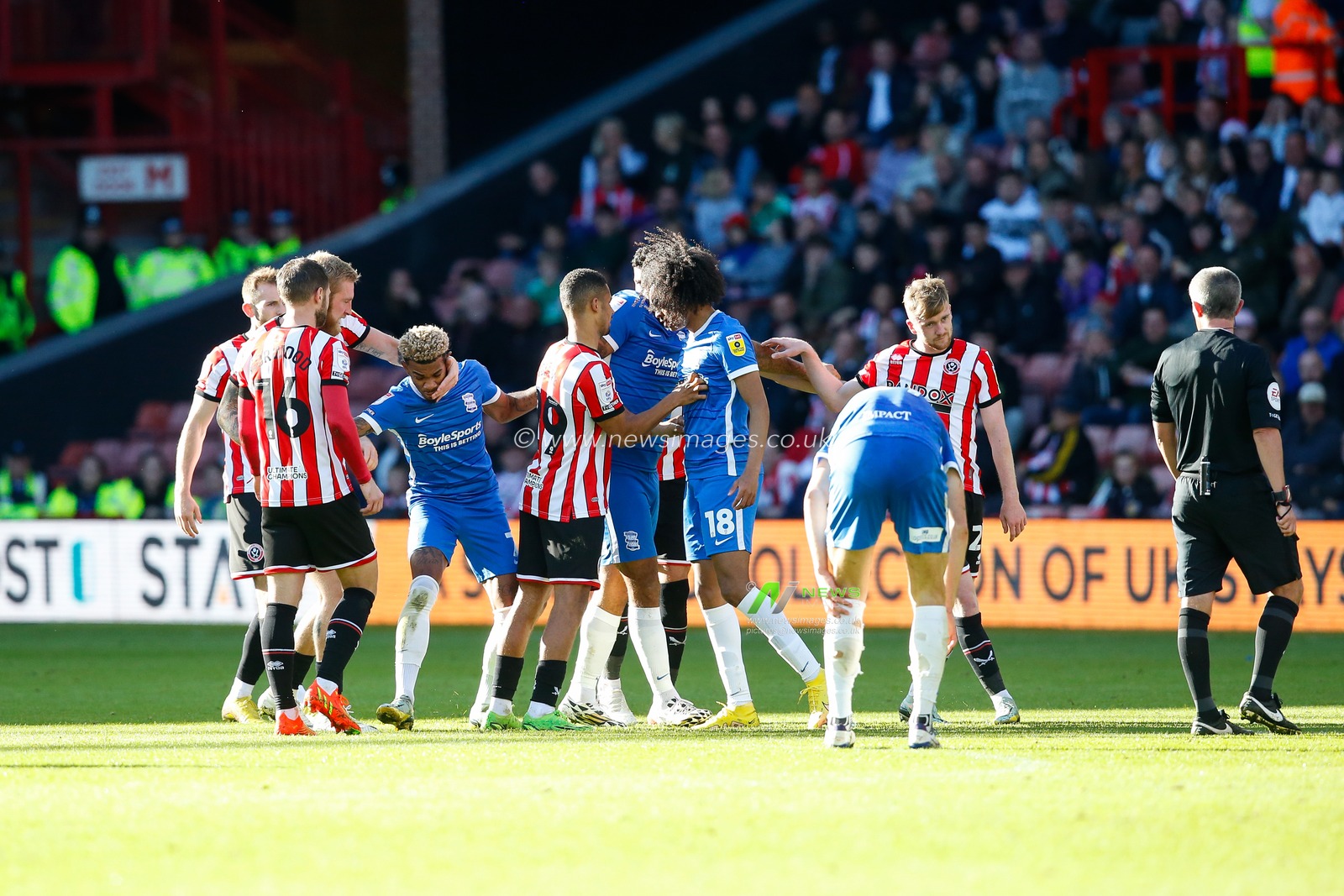 Players of Sheffield United and players of Birmingham City clash during the Sky Bet Championship match Sheffield United vs Birmingham City at Bramall Lane, Sheffield, United Kingdom, 1st October 2022

(Photo by Ben Early/News Images)