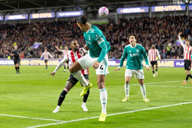 Virgil van Dijk of Liverpool makes a back pass to Federico Chiesa of Liverpool during the Premier League match Brentford vs Liverpool at The Gtech Community Stadium, London, United Kingdom, 25th October 2025

(Photo by Ian Stephen/News Images)