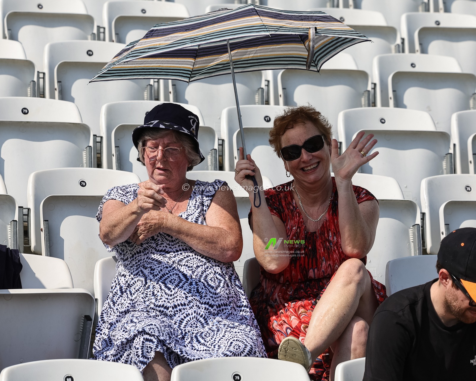 Separators take cover from the very hot morning sun ahead play on day 2 during the 3rd Rothesay Test Match Day 2 match England vs New Zealand at Trent Bridge, Nottingham, United Kingdom on 26 June 2026

(Photo by Mark Cosgrove/News Images)