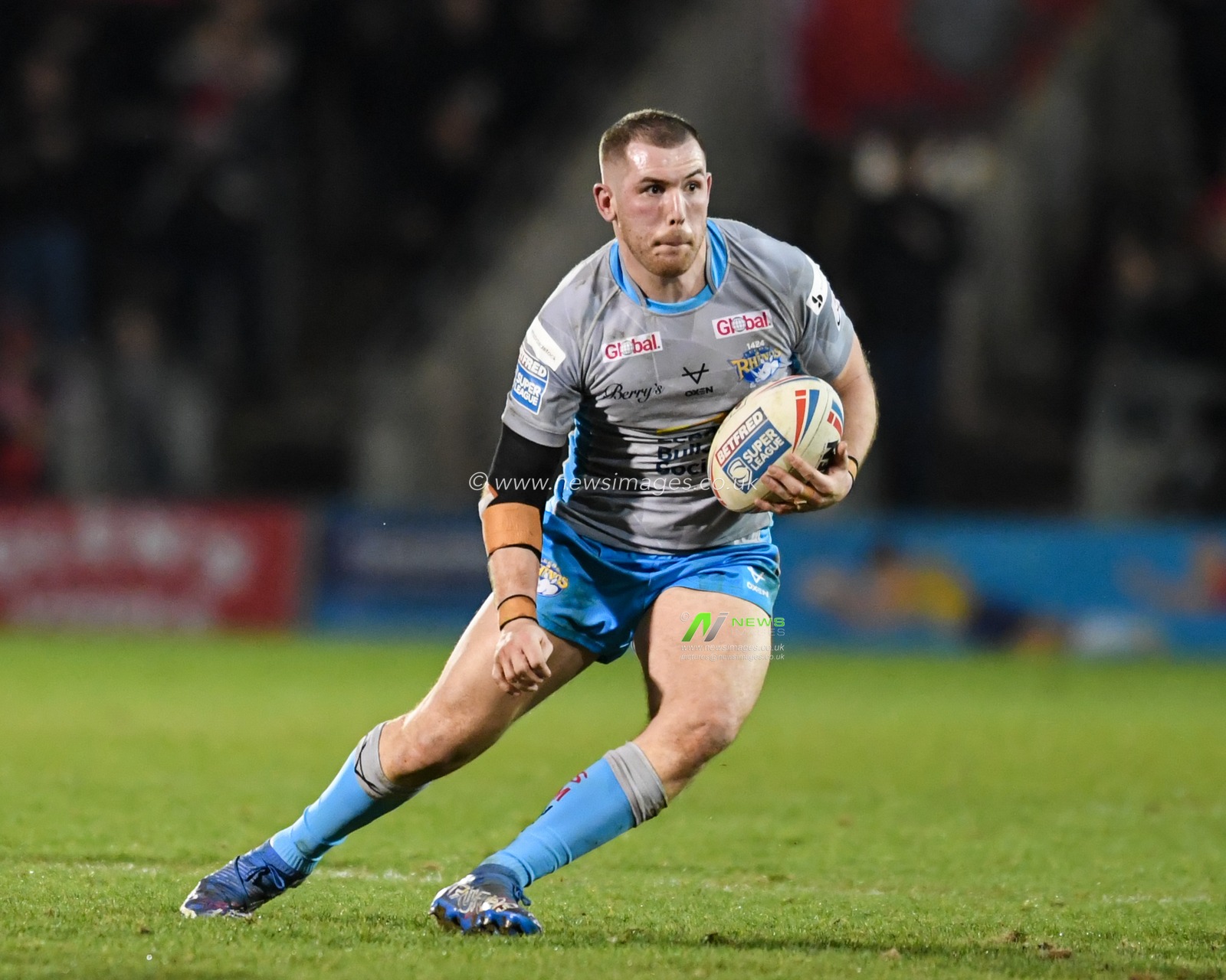 Cameron Smith #17 of Leeds Rhinos with the ball
