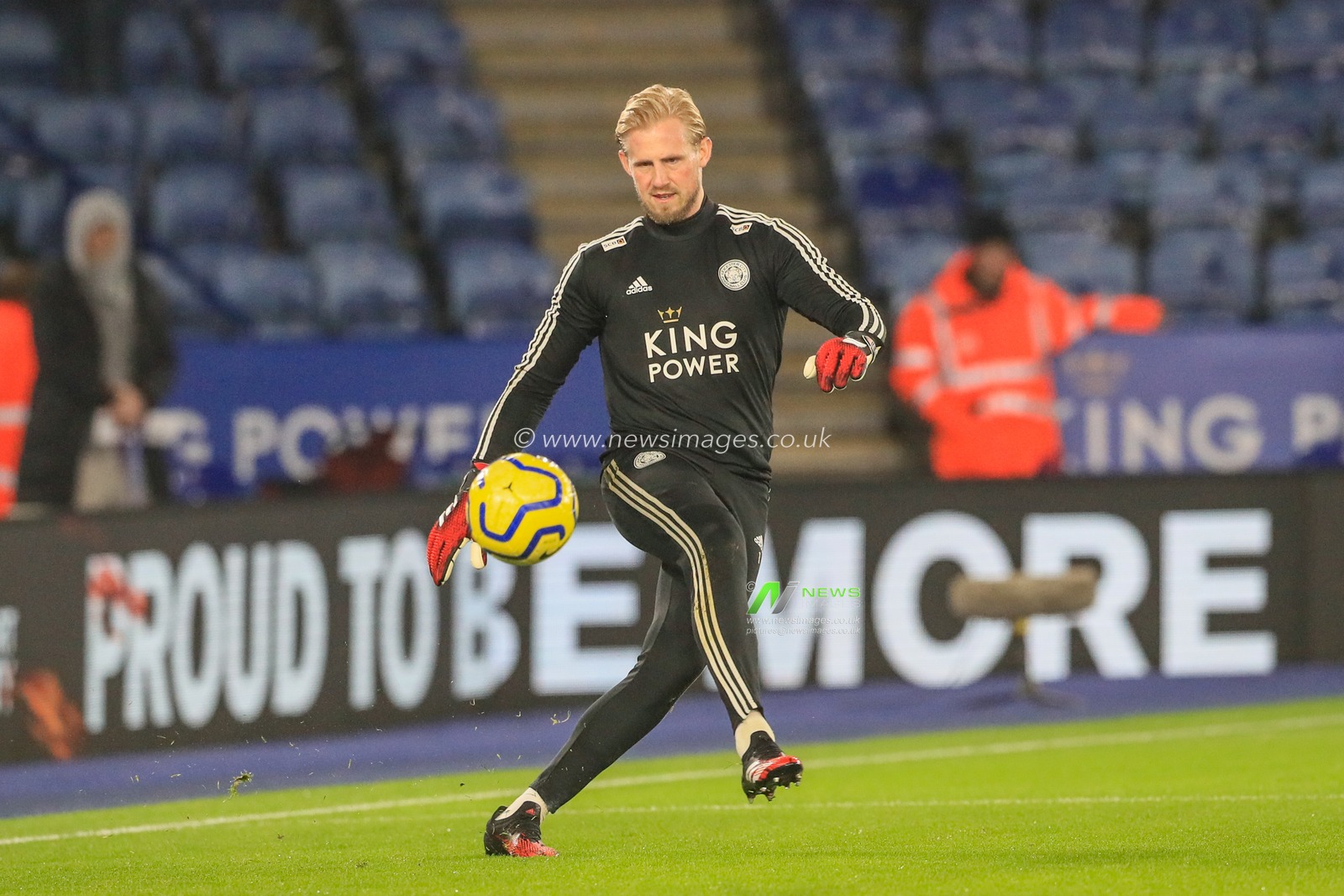 22nd January 2020, King Power Stadium, Leicester, England; Premier League, Leicester City v West Ham United : Kasper Schmeichel (1) of Leicester City during the pre-game warmup