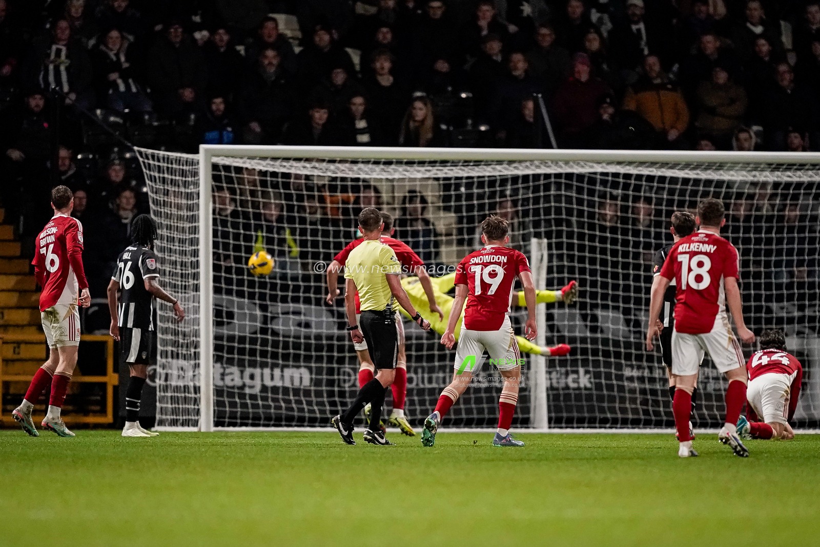 Ollie Clarke of Swindon Town scores to make it 0-1 during the Sky Bet League Two match Notts County vs Swindon Town at Meadow Lane, Nottingham, United Kingdom on 27 January 2026

(Photo by Maynard Manyowa/News Images)
