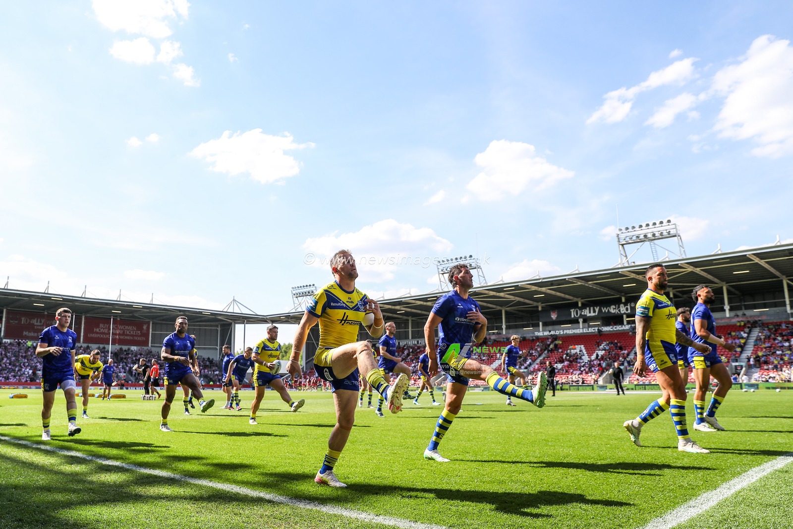 Warrington Wolves players during the pre-game warm up ahead of the Betfred Challenge Cup Semi-final match Warrington Wolves vs Leigh Leopards at Totally Wicked Stadium, St Helens, United Kingdom, 11th May 2025

(Photo by Gareth Evans/News Images)