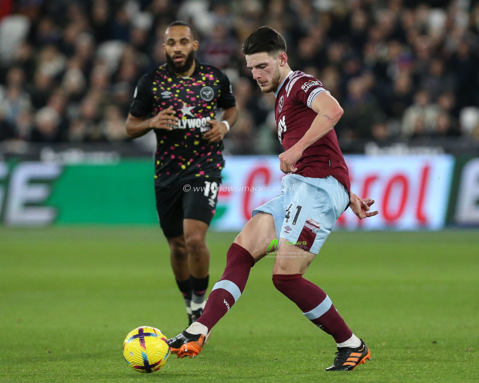 Declan Rice #41 of West Ham United passes the ball during the Premier League match West Ham United vs Brentford at London Stadium, London, United Kingdom, 30th December 2022

(Photo by Arron Gent/News Images)